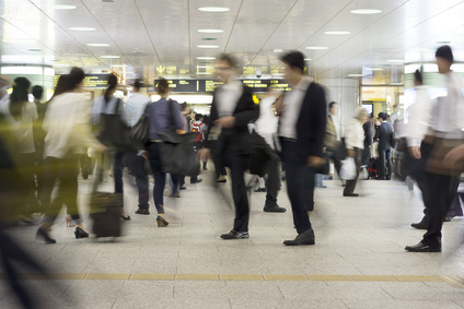 大混雑する大都会の駅を行き交うさまざまな人々 イメージ（スローシャッター）